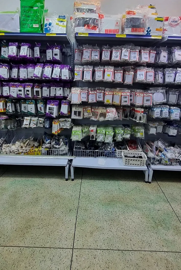 Parede de tomadas, interruptores e acessórios elétricos embalados