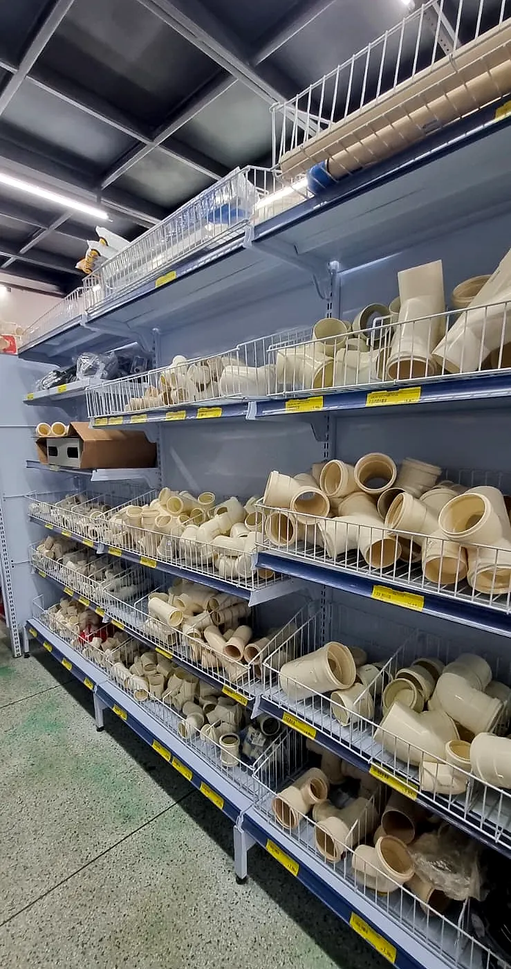 Prateleiras de hidráulica e registros na Comercial Central, em Senador Canedo