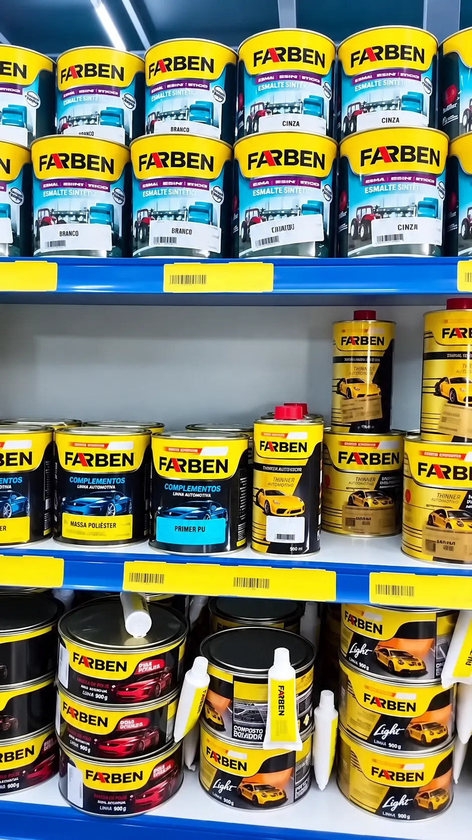 Prateleiras de tintas, solventes e acabamento na Comercial Central, em Senador Canedo